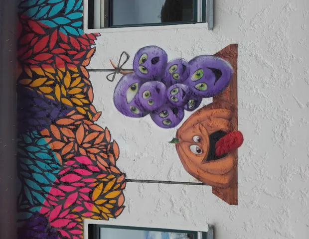 Farbige Wandgestaltung mit Blättern und Comicfiguren