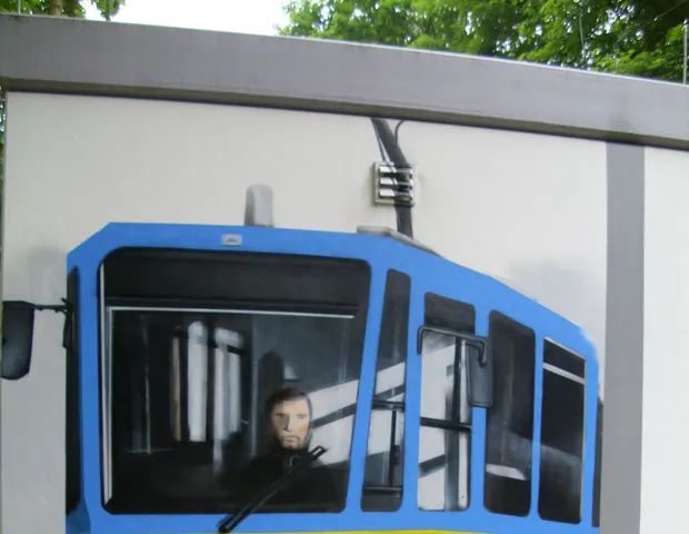 Graffiti eines blauen Fahrzeugs auf einer Wand